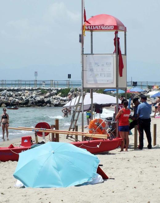 Novantenne di Pescia stroncato da malore in spiaggia a Piombino 