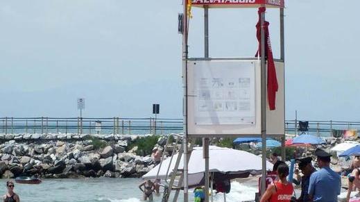 Novantenne di Pescia stroncato da malore in spiaggia a Piombino