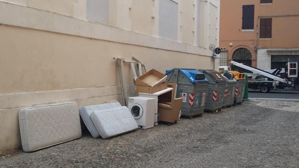 Rifiuti ingombranti in strada