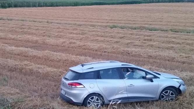 Due feriti nell’auto che finisce in un campo
