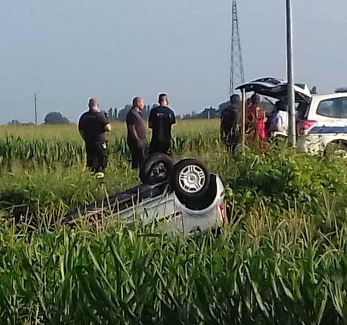 Scontro tra auto, una cappotta Feriti un uomo e una donna 