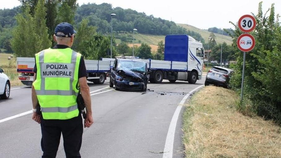 Scontro frontale tra due auto quattro feriti, non sono gravi