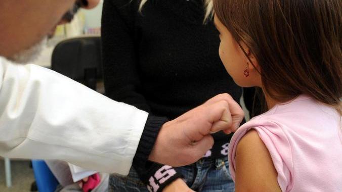Vaccini, dopo i rinvii ecco le sanzioni: spedite le lettere, multe da 185 euro