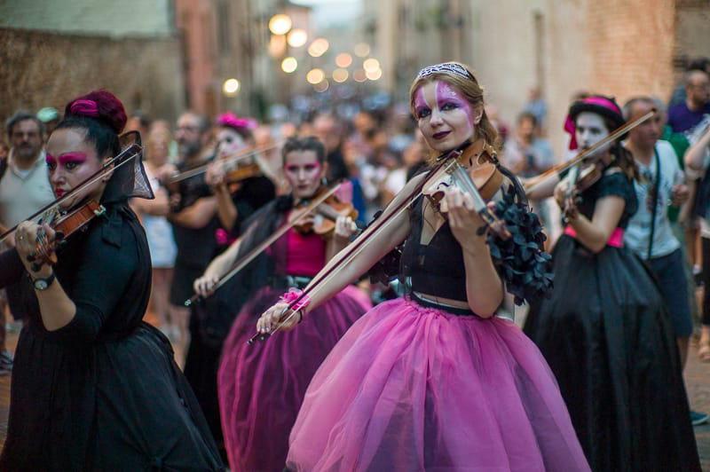 Ecco Mercantia, fra misteri e buffoni il teatro di strada è una Santa Allegria 