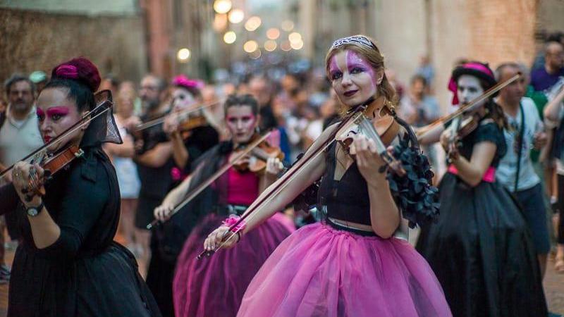 Ecco Mercantia, fra misteri e buffoni il teatro di strada è una Santa Allegria