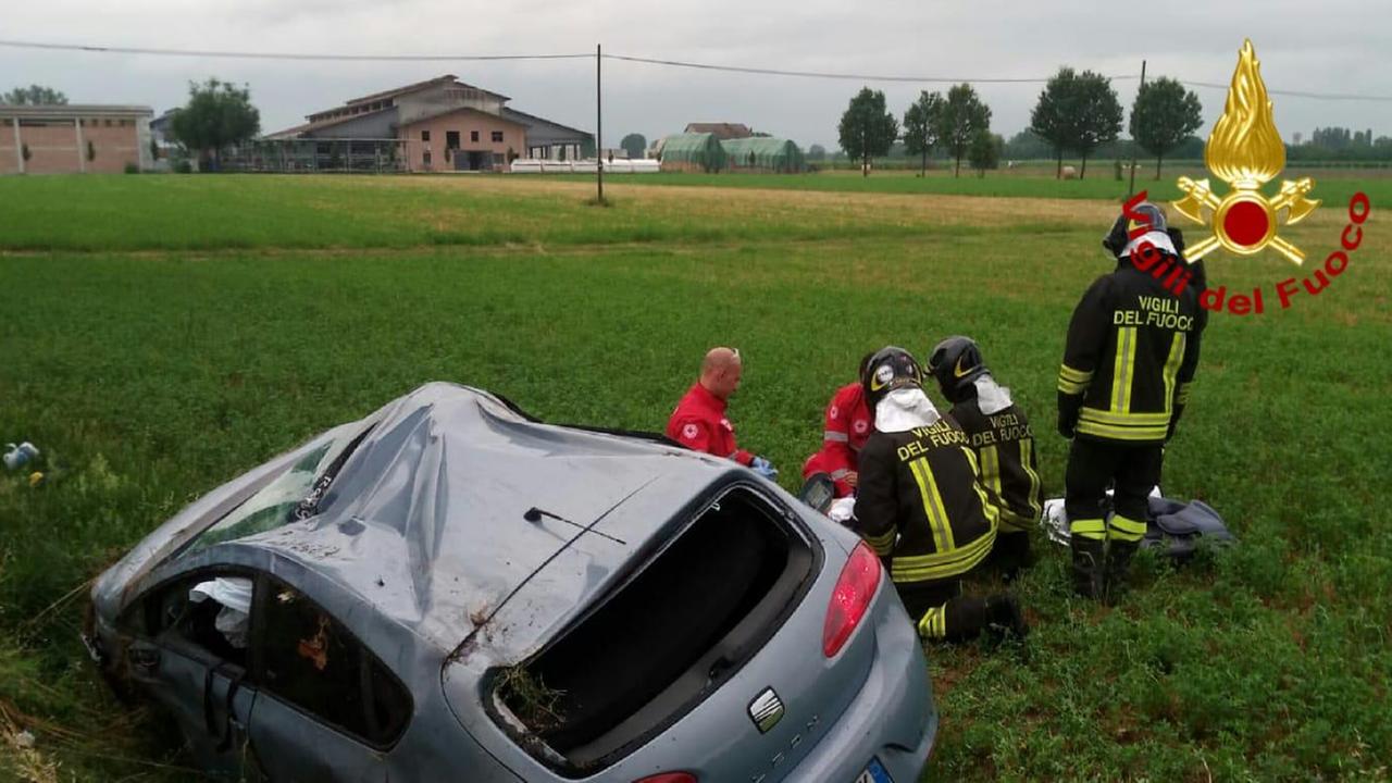Vola con l'auto nel canale, ferita una donna
