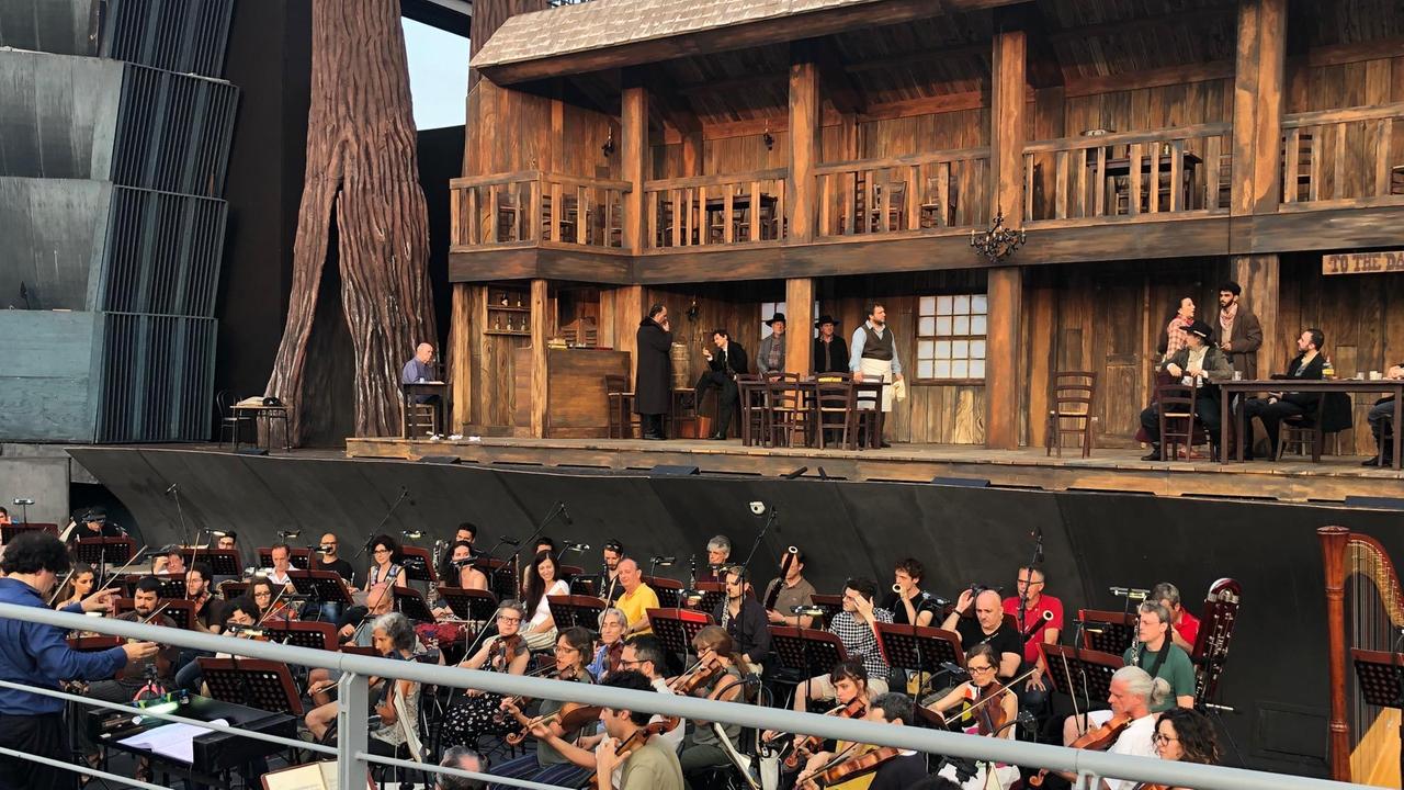 “La Fanciulla del West” in riva al lago di Puccini: ecco l’opera che reinventò l’opera