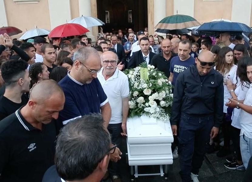 Striscioni, lacrime e cori per l’addio a Salvatore 