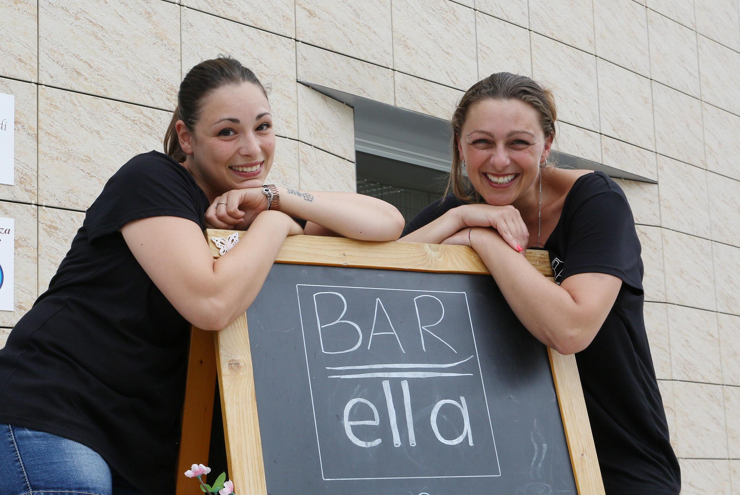 Michela Camarca ed Elisa De Rosa, le due simpatiche e sorridenti cugine di Pieve a Nievole, davanti al loro locale situato all’interno della nuova sede della Pubblica assistenza di Monsummano (Foto Paolo Nucci)