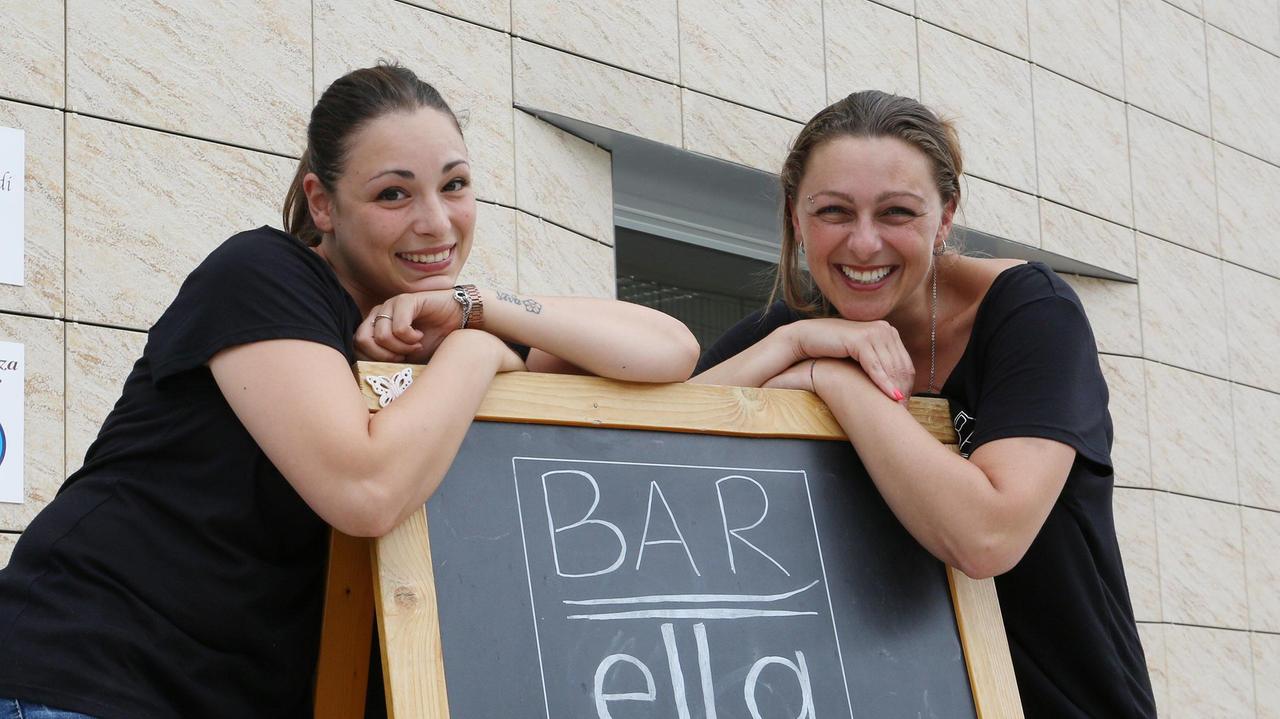 Michela Camarca ed Elisa De Rosa, le due simpatiche e sorridenti cugine di Pieve a Nievole, davanti al loro locale situato all’interno della nuova sede della Pubblica assistenza di Monsummano (Foto Paolo Nucci)