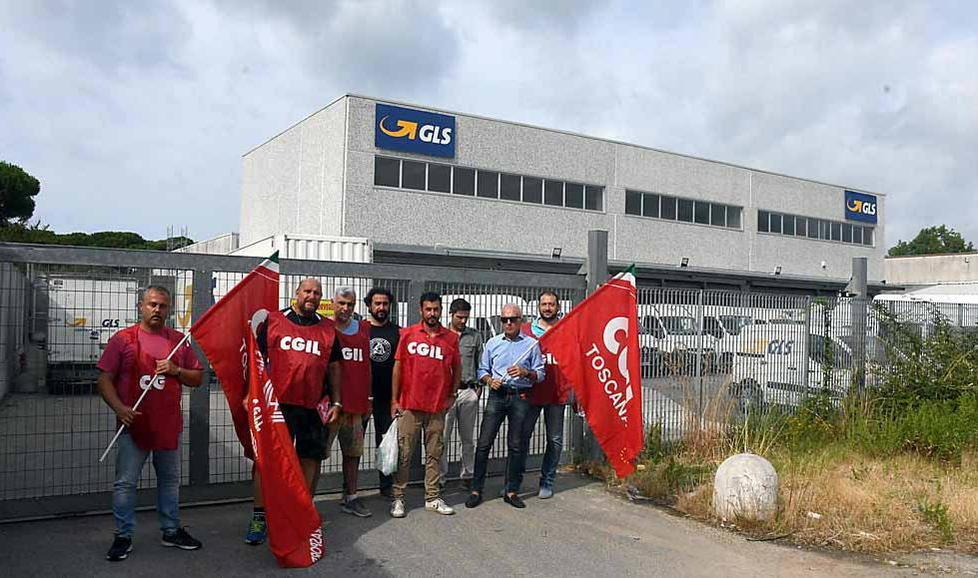 Precari, schiena rotta e al lavoro per 12 ore: si accende la protesta dei corrieri della Gls 