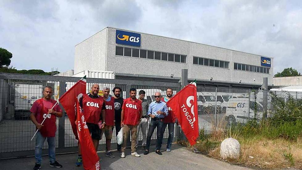 Precari, schiena rotta e al lavoro per 12 ore: si accende la protesta dei corrieri della Gls