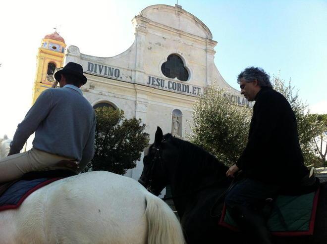 Bocelli sceglie il cavallo per visitare l’isola di Capraia 