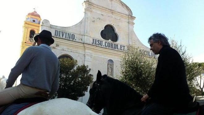 Bocelli sceglie il cavallo per visitare l’isola di Capraia