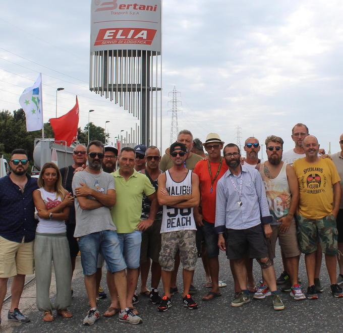 Scioperano 35 operai dell'Alfa coop: «Noi dipendenti fantasma» 