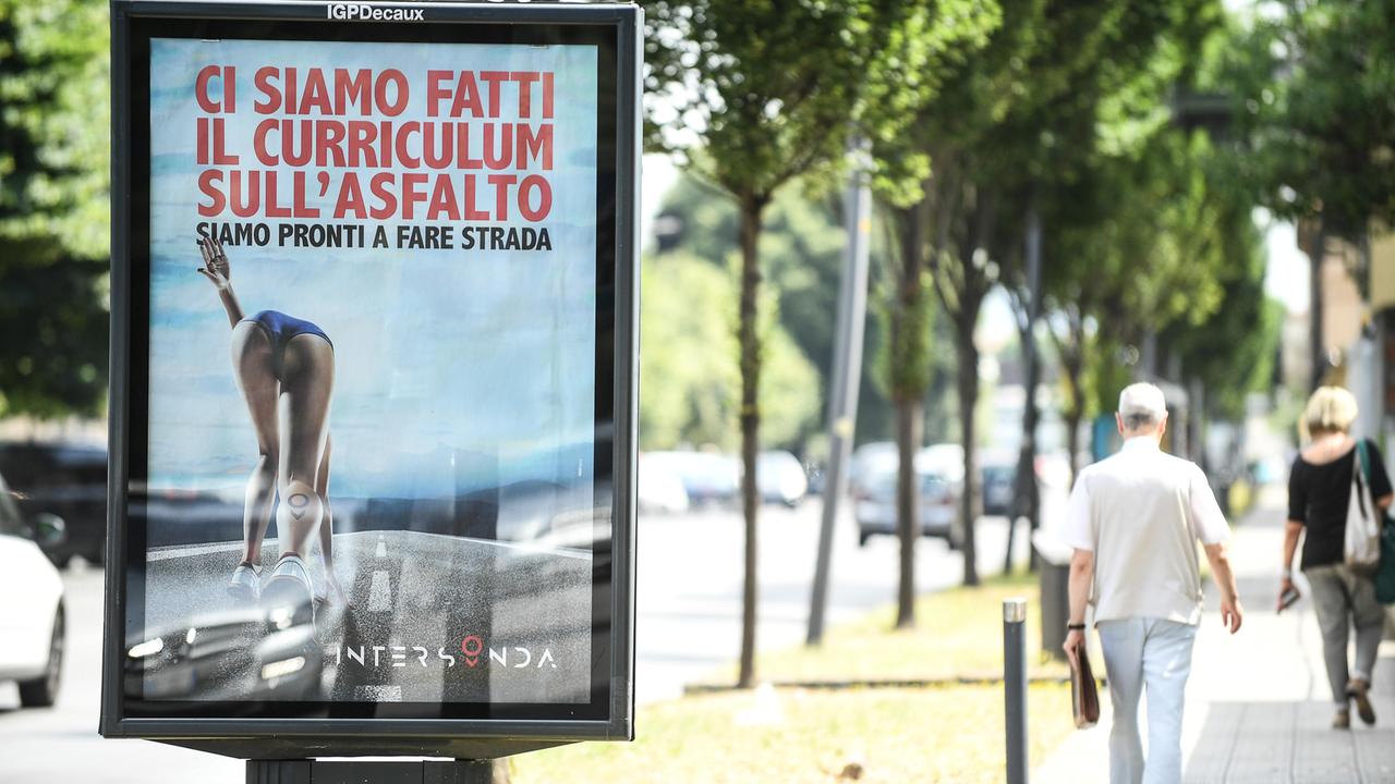 Il manifesto incriminato (Foto Sernacchioli)