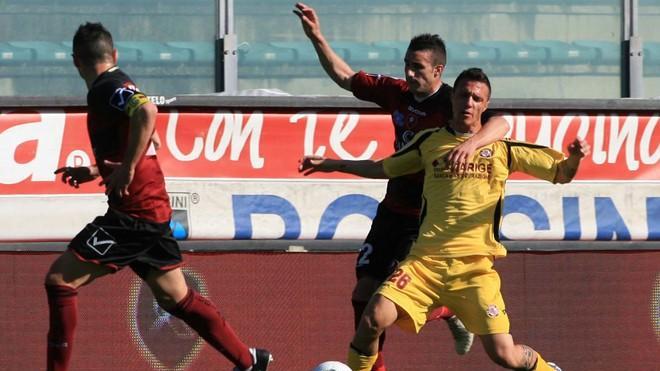Paulinho illude il Livorno, poi la rimonta della Reggina