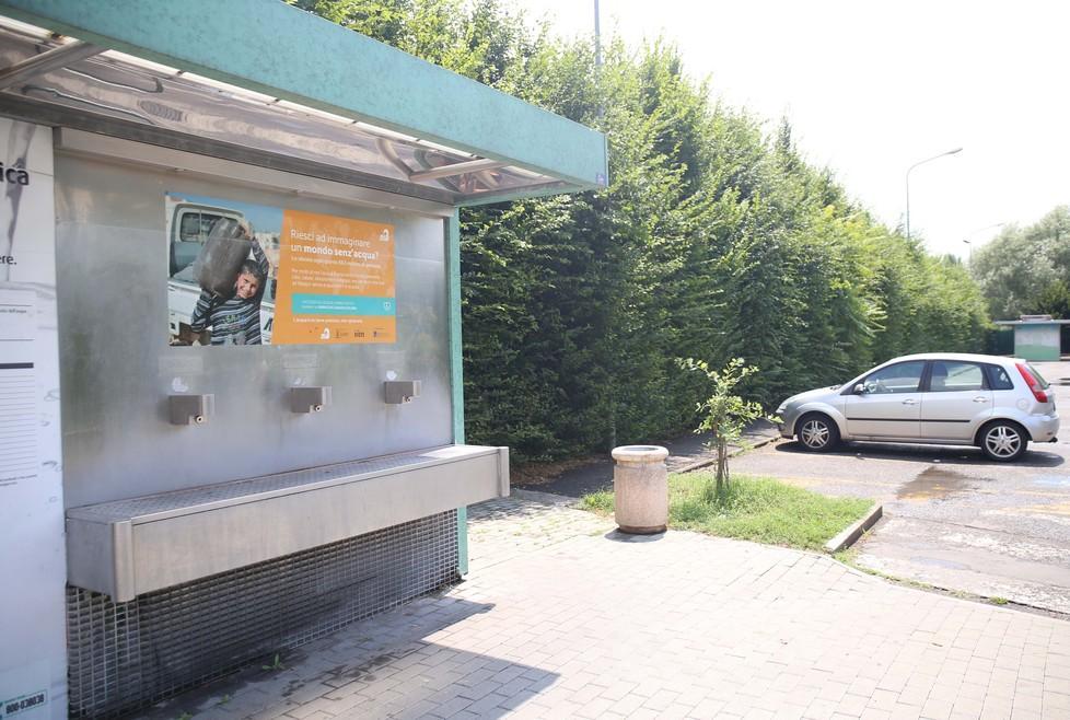 Prendi l’acqua pubblica in via Gabelli e vieni derubato 