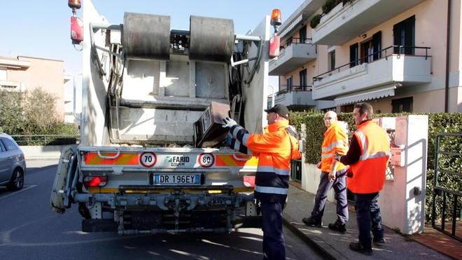 Rifiuti, parte da Oste il “porta a porta”