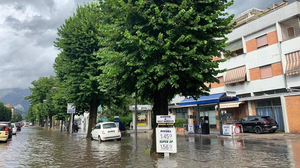 Si scatena il temporale e in venti minuti mezza città è sott’acqua