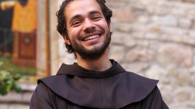Il frate dalla voce d’oro canta in omaggio a San Camillo