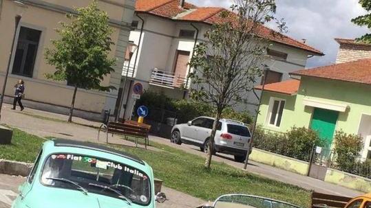 Fiat 500 e Alfa Romeo esposte in strada
