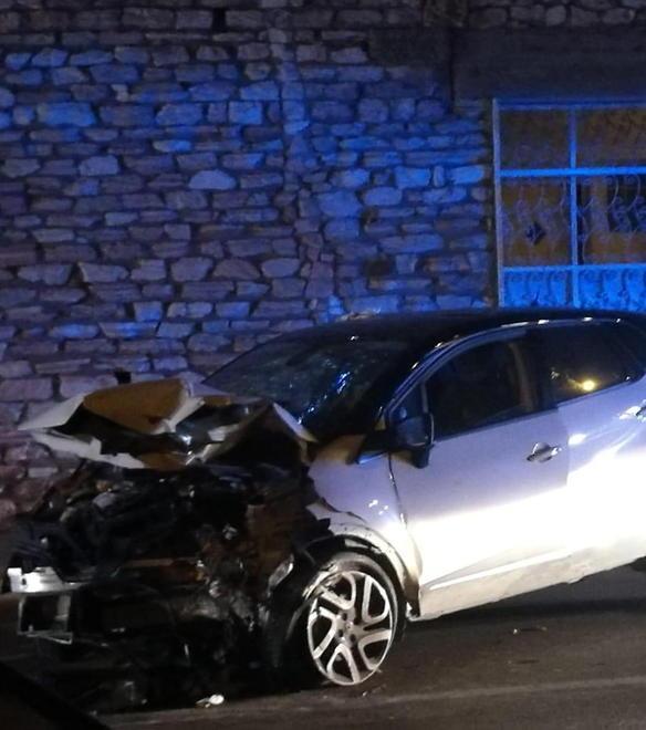Grave nell’auto fuori strada 