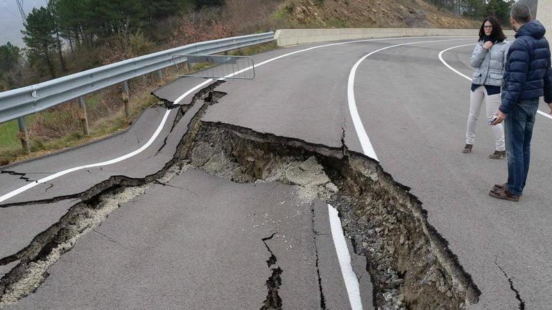 Strada della vergogna la Provincia rescinde il contratto con la ditta