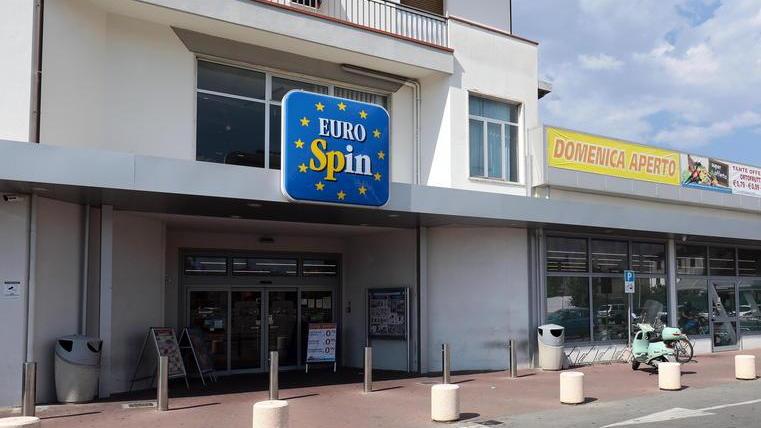 Incubo finito per la cassiera malata Confermato il reintegro al lavoro
