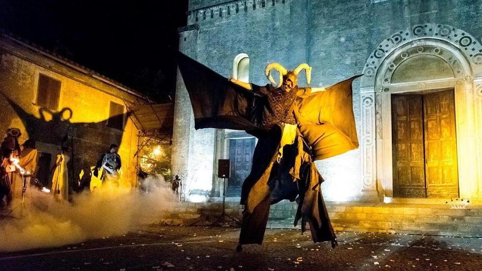 La Santa Allegria accende il borgo di Certaldo: apre i battenti Mercantia
