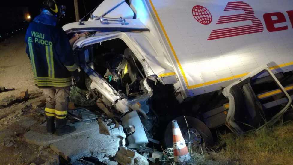 Si schianta con il camion Autista resta incastrato