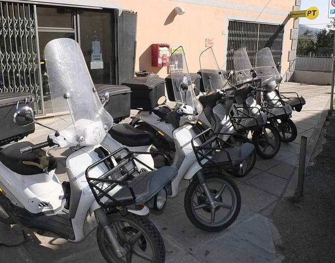 Rubata la benzina agli scooter dei postini 