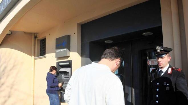 Spintoni e minacce a clienti e impiegati per rapinare la banca