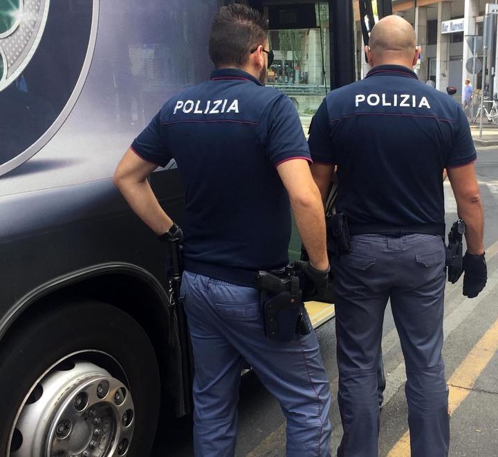 Schiaffeggia l’autista poi spintona e fa cadere anche due passeggere 