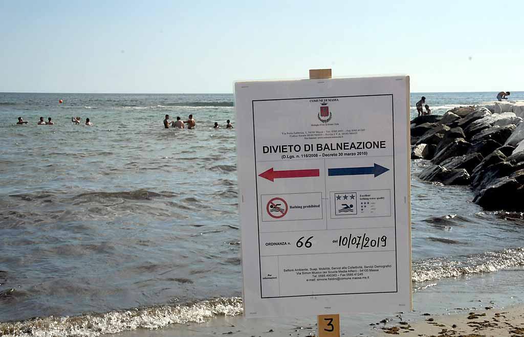 Marina di Massa, bagno vietato in 41 stabilimenti: ecco l'elenco 