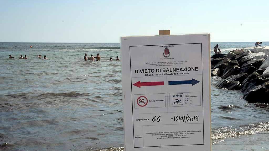 Marina di Massa, bagno vietato in 41 stabilimenti: ecco l'elenco