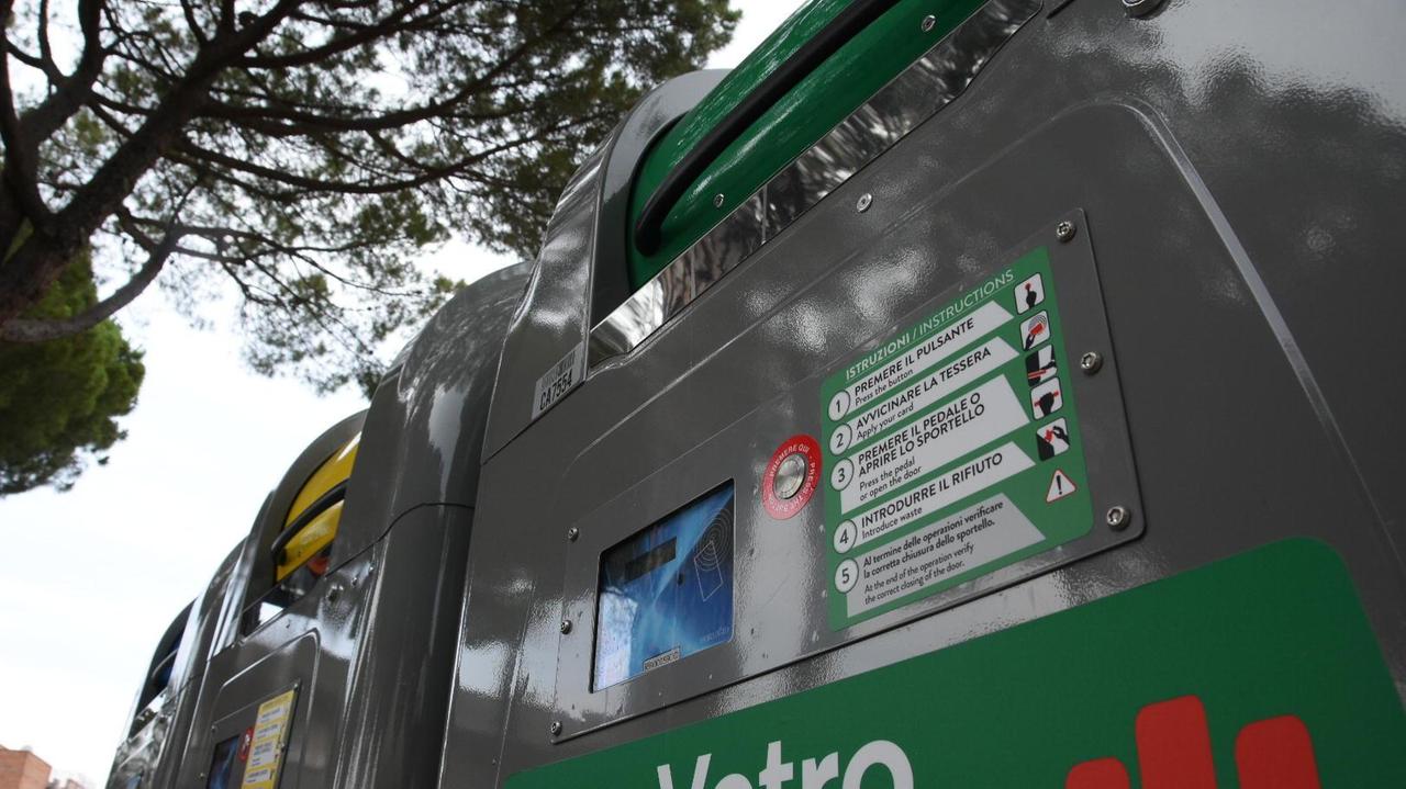 I cassonetti per la raccolta differenziata di vetro, multimateriale (plastica, alluminio, tetrapack) e carta in piazza Donatello (foto Agenzia Bf)