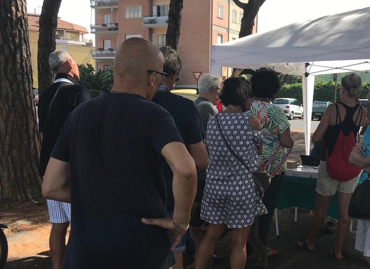 Cittadini in coda al gazebo di distribuzione delle 6Card in piazza Donatello lunedì 8 luglio