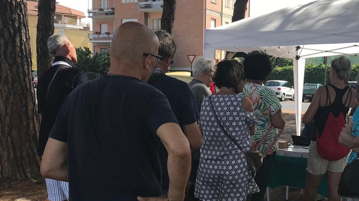 Cittadini in coda al gazebo di distribuzione delle 6Card in piazza Donatello lunedì 8 luglio