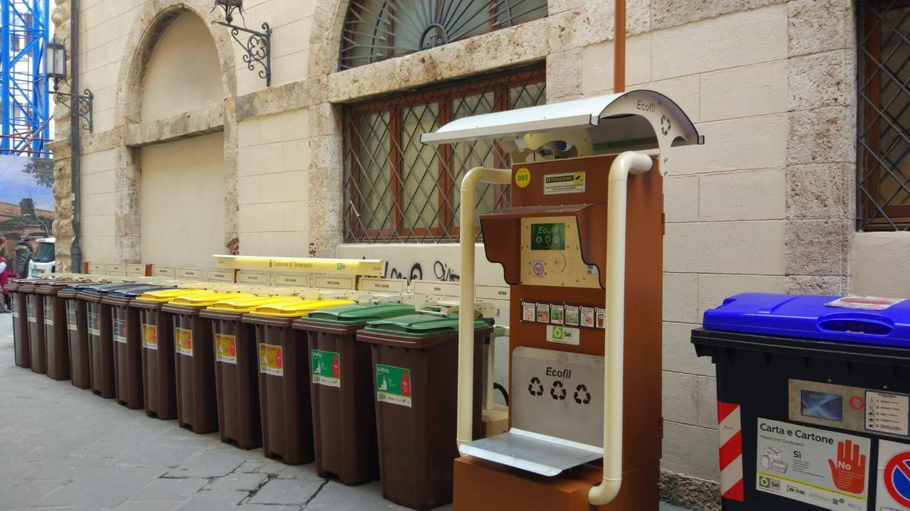 L'isola ecologica di via Garibaldi in centro storico a Grosseto (foto Agenzia Bf)