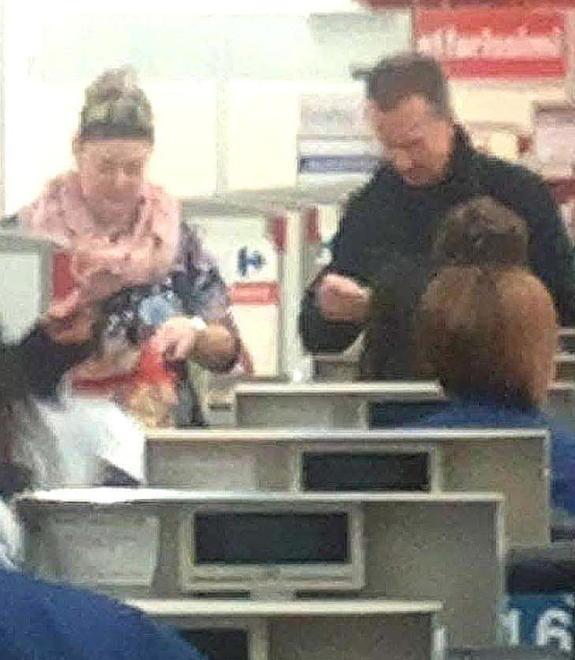 Sara con Antonio in un raro momento trascorso insieme fuori casa: qui sono al supermercato