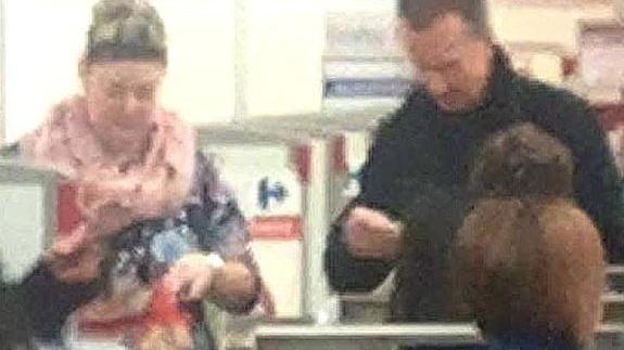 Sara con Antonio in un raro momento trascorso insieme fuori casa: qui sono al supermercato