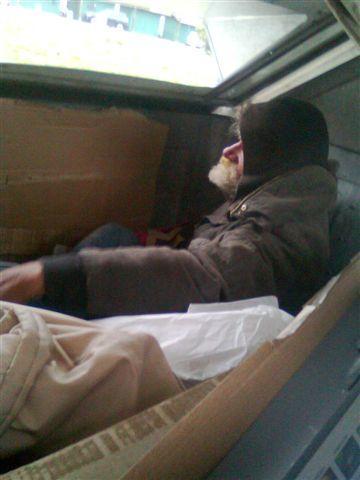 Dipendente Aamps scopre clochard dentro un cassonetto 