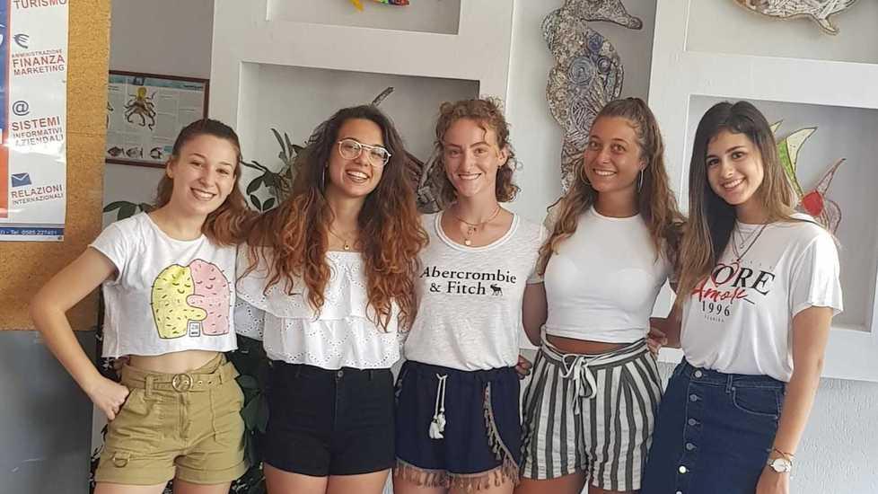 Cinque studentesse da 100 e sono tutte della stessa classe