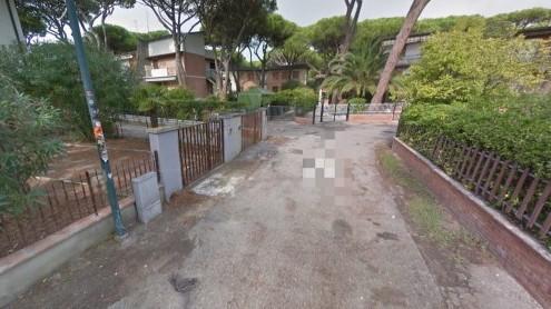 Lo strattonano con violenza per rubargli il Rolex dal polso 