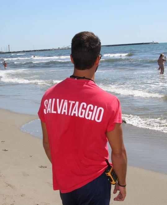 Lavoro irregolare nel turismo la Cgil scende in spiaggia 