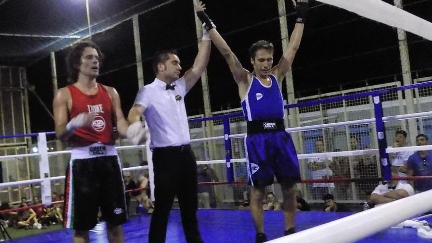 Pugni, salmastro e tanto tifo Spettacolo ai Bagni Nettuno