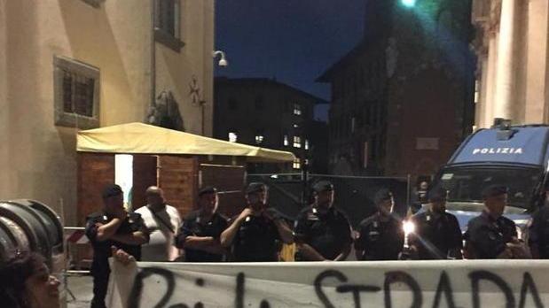 Bennato canta nella piazza blindata, fuori la protesta