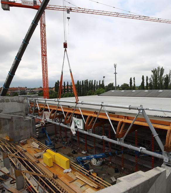 Palasport Posata la super trave per il tetto