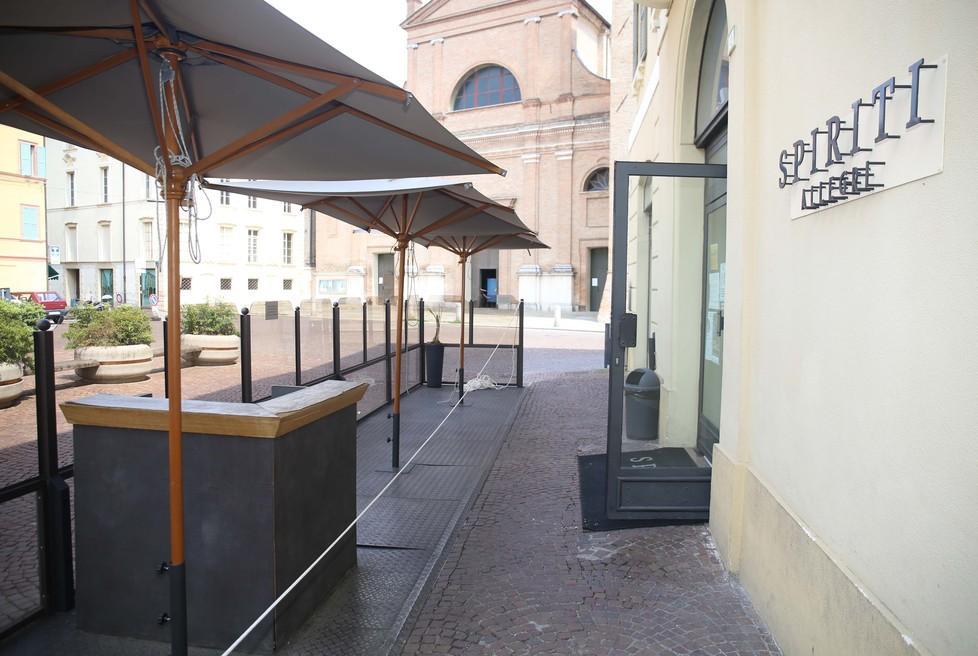 Il dehor di “Spiriti allegri” vietato ai clienti giorno e sera 